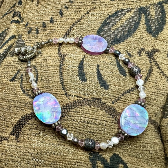 Iridescent shell, silver and crystal bead bracelet. - Picture 5 of 10